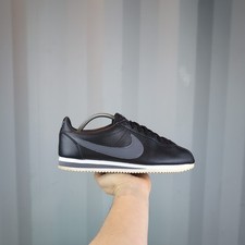 *RARE* UK 8 - Nike Classic