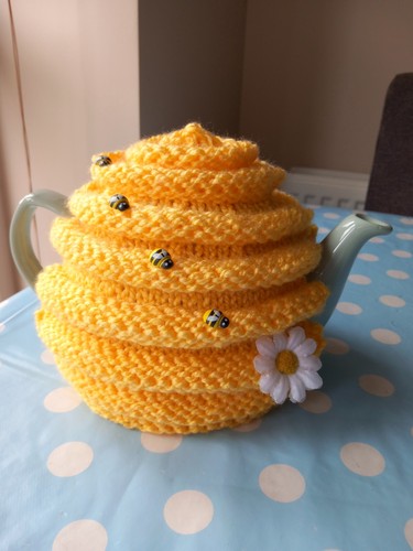Hand knitted retro bee tea - hand,