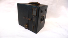 VINTAGE PROP OR USE KODAK POPULAR BROWNIE Six-20 BOX CAMERA +CASE TAKES 620 FILM