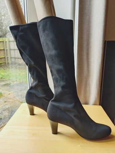 Marks and spencer black pull - and,