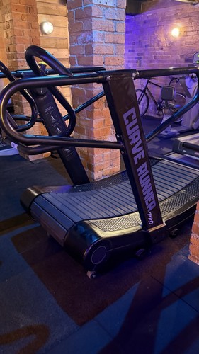Curved treadmill self - curved, powered