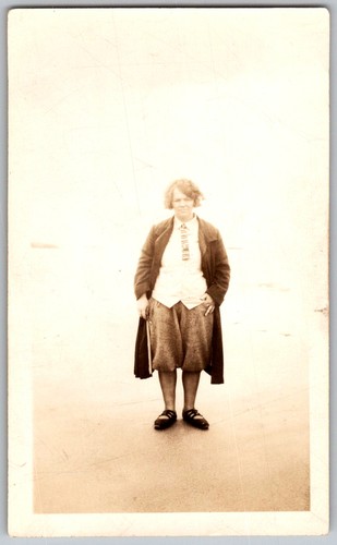 Vtg snapshot woman in - b&w,