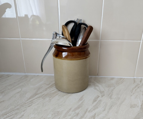 Stoneware utensil jar - /, pot