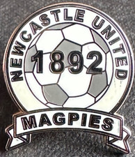 NEWCASTLE UNITED FC Club crest type badge Brooch pin In gilt 20mm x 23mm
