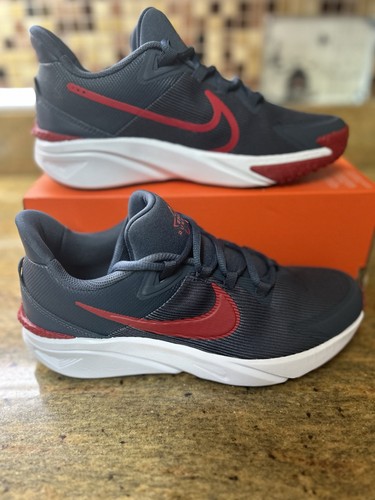 Nike size youth womens 5 - 7, youth/womens