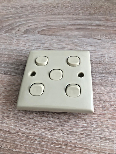 Clipsal gang switch beige - 5,