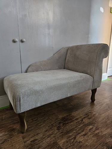 Small chaise longue lounge - longue,