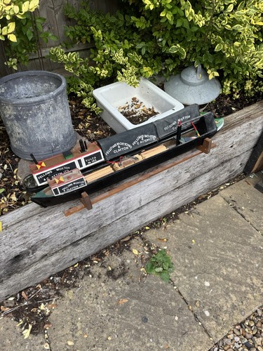 Scale model pair narrow - of,