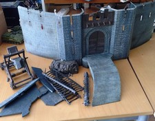 Lord of the Rings Helms Deep play set battle castle bundle with figures 