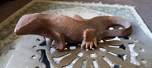 Carved wooden komodo - wooden, af