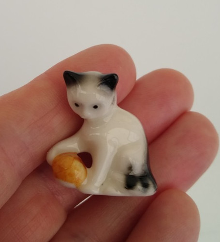 Goebel miniature cat with