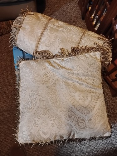 Demask gold paisley throw - gold,