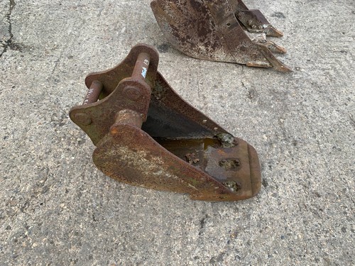 Excavator toothless bucket - 11",
