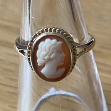 9ct yellow gold ring Size M