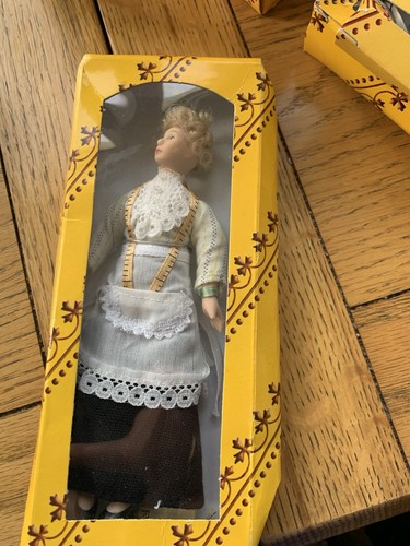 Scale dolls house - th,