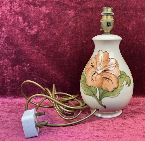 Beautiful moorcroft lamp in - a,