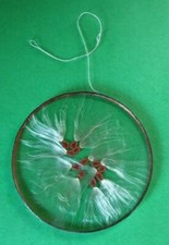 CIRCULAR WINDOW HANGER ORNAMENT WITH NATURAL SEEDS PRESSED UNDER GLASS