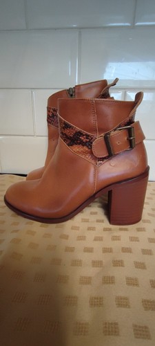 Red dead boots - or, 6