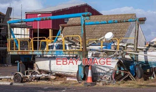 Photo abandoned boat hoist - photo,