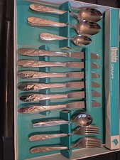 Oneida 30 Piece Cultery Set Boxed Solid Stainless Steel. Excellent Condition