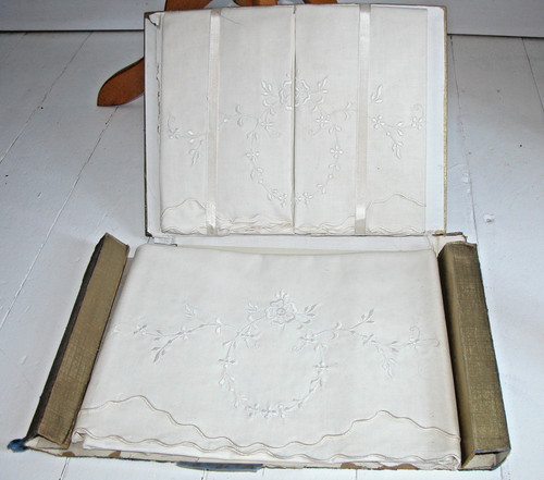 Set white embroidered - white,