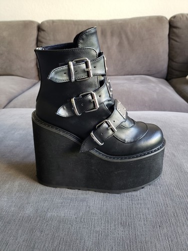 Size demonia women s - 8,
