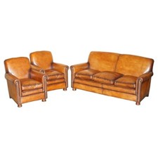 VINTAGE MADE IN ENGLAND RESTORED BROWN LEATHER THREE PIECE SOFA ARMCHAIR SUITE