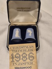 PAIR OF VINTAGE 1986 WEDGWOOD CHRISTMAS BLUE JASPER WARE Thimbles original box 