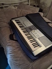 Yamaha PRS295 MIDI Keyboard Synthesizer 61 Key. Also a stand. ( Case not inc)