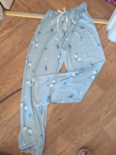 Medium pale blue - pale,