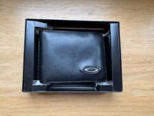 OAKLEY LEATHER WALLET SMALL BLACK BI FOLD. METAL LOGO