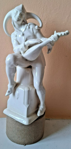 Art deco pierrot playing - deco, lute