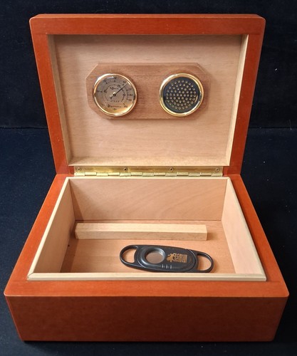 Wooden cigar humidor with - wooden,