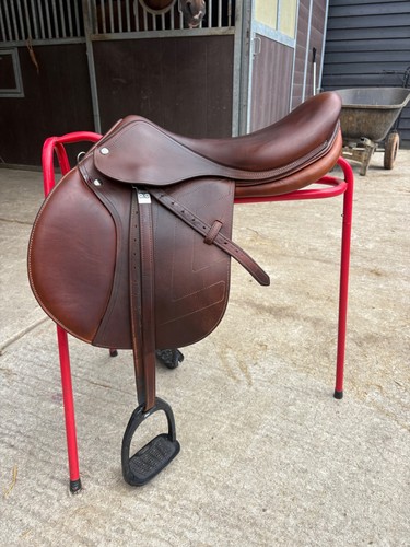 Renaissance jump saddle for