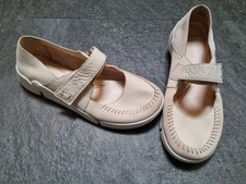Clarks Trigenic Tri Amanda size 6 Nubuck leather closed toe strap ballet flats
