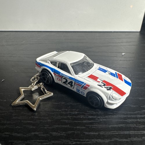 Datsun 240z white keychain - datsun,