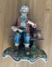 Figurine in a Capodimonte