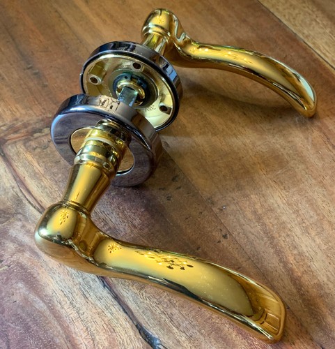 Lever rose door handles