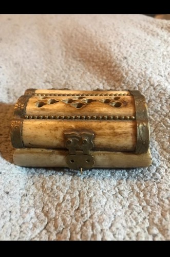 Pirate treasure chest style