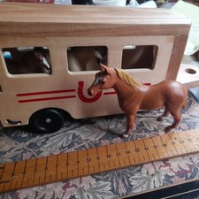 Melissa & Doug Horse Carrier Wooden Trailer Truck Toy with 3 Horse 1 Britains