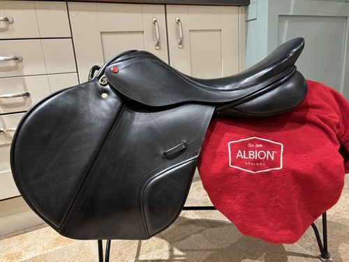 Albion jump saddle - 18”, nm