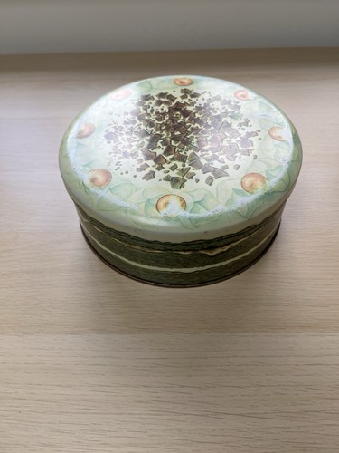 Vintage cake tin - cake, lid