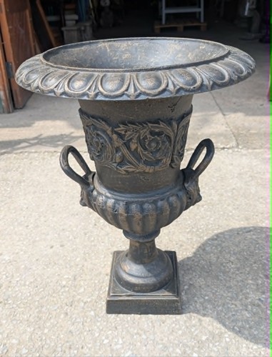 Medium sized cast iron - cast, /