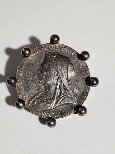 Silver brooch medal queen - of,