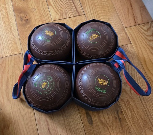 Set bowls by henselite - of, 4