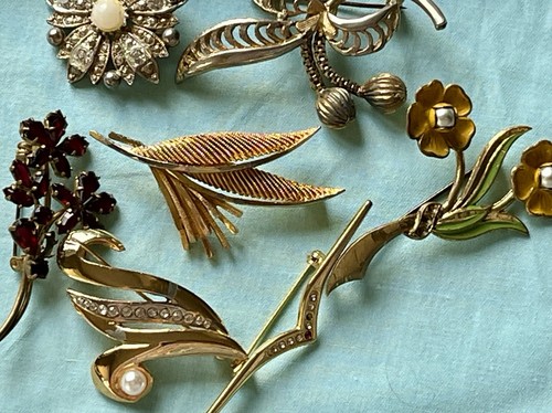 Job lot vintage seven brooches - job,