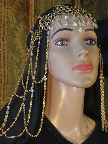 Chainmail gold crystal - &,