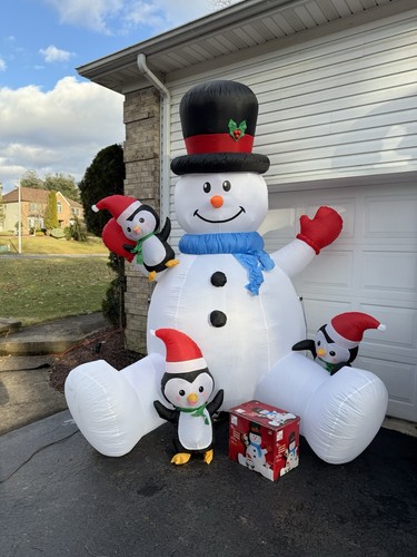 Snowman with penguins airblown - with,