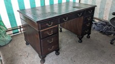 Large pedestal desk on paw