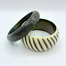 VTG Chunky Black & White Plastic Carved Design Bangle Bracelets Retro - Set of 2